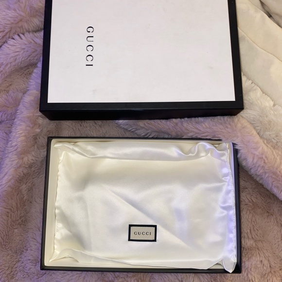 GUCCI CLUTCH - Picture 4 of 5